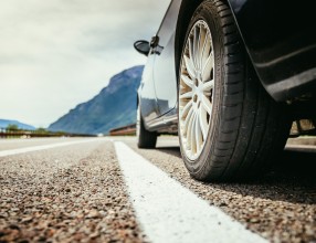 Ein Auto steht direkt am Seitenstreifen – Symbolbild für eine KFZ-Versicherung